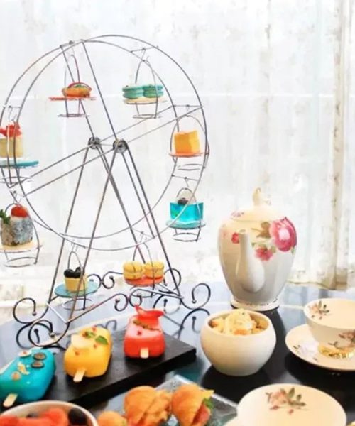 Présentoir à gâteau manège carrousel en métal blanc grande roue détail des nacelles